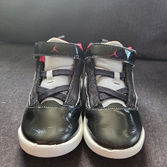 Nike Air Jordan Max Aura TD Sneakers Little kids size 8.5C Black Red - Picture 2 of 8